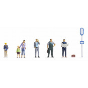 HO/ Attente à l'arrêt de bus