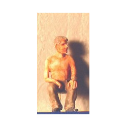 Homme torse nu assis (figurine non peinte)