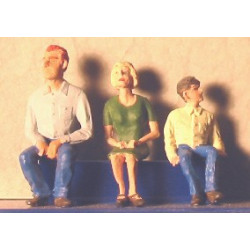 Famille assise (figurines non peintes)
